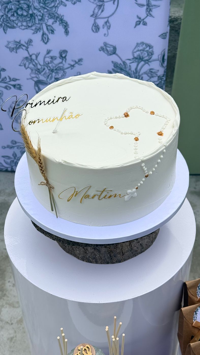 Bolo de Primeira Comunhão com terço e nome em dourado