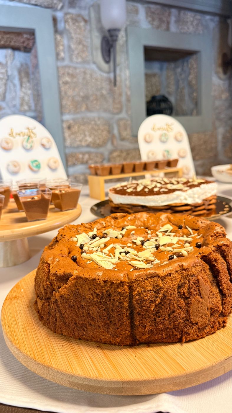 Bolo de bolacha com fios de chocolate branco