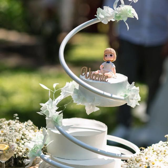 Bolo de batizado em espiral com figura de bebé