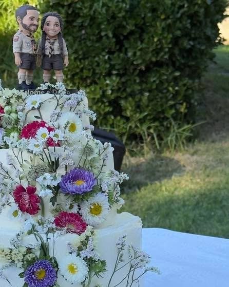 Bolo de casamento com flores do campo